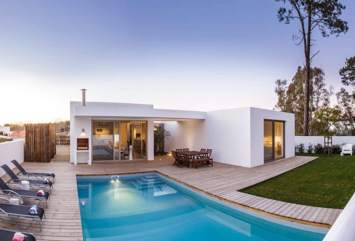 Modern house with swimming pool (1)